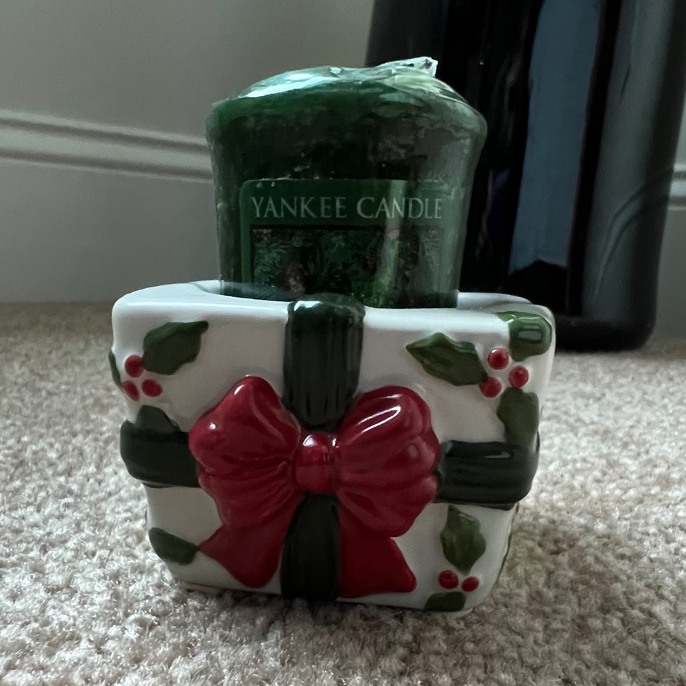 NEW! Yankee Candle Co. Balsam & Cedar 1.75 oz Candle and Holiday Holder